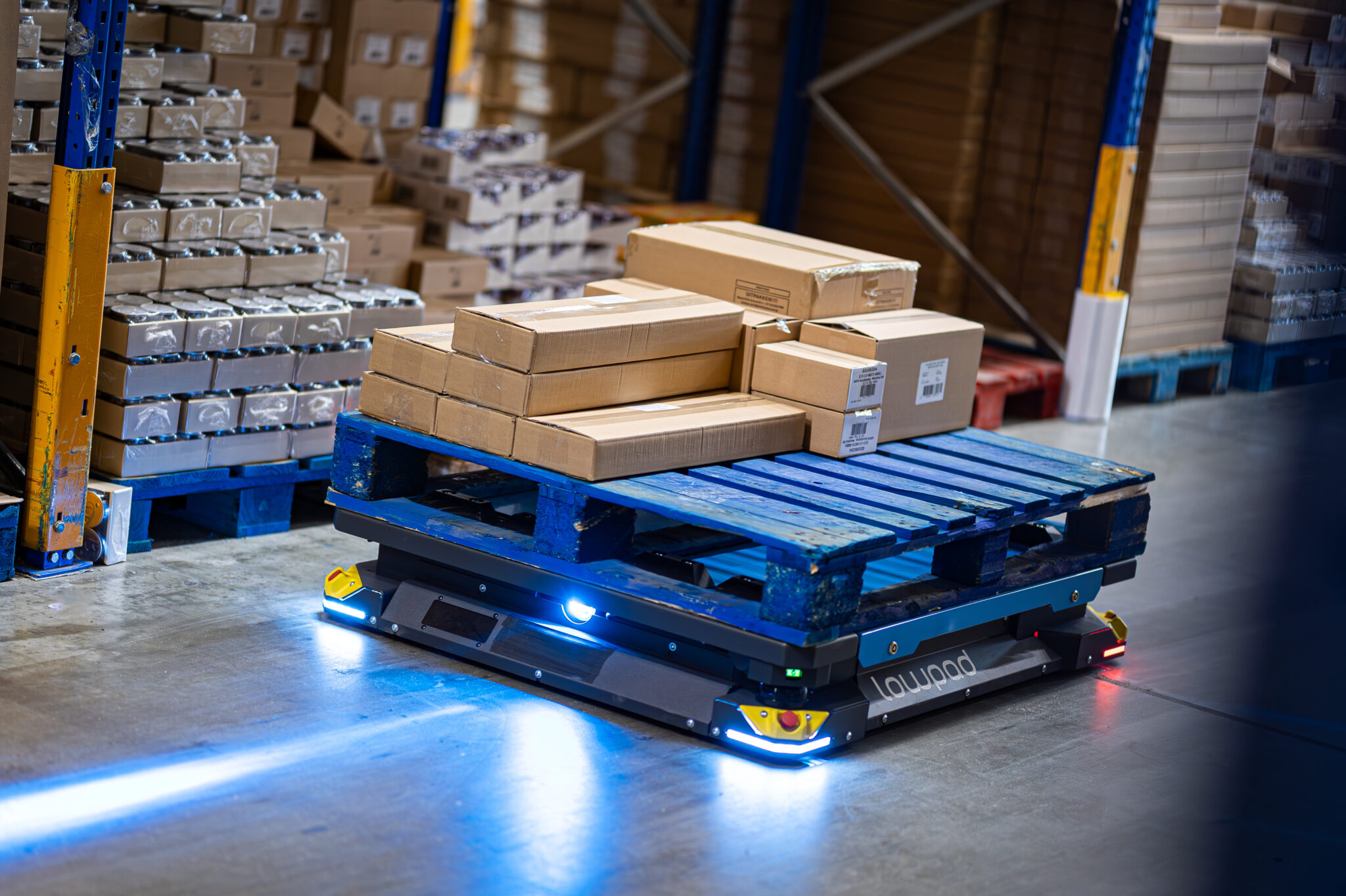 Modular AMR for High-density Case Picking